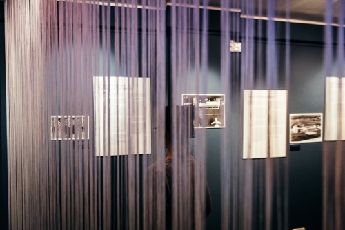 Blick in den Ausstellungsraum durch einen Vorhang