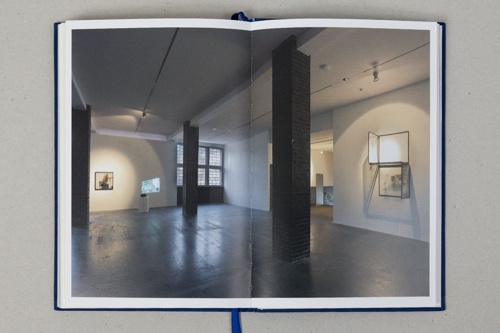 Doppelseitiges Foto des Ausstellungsraums