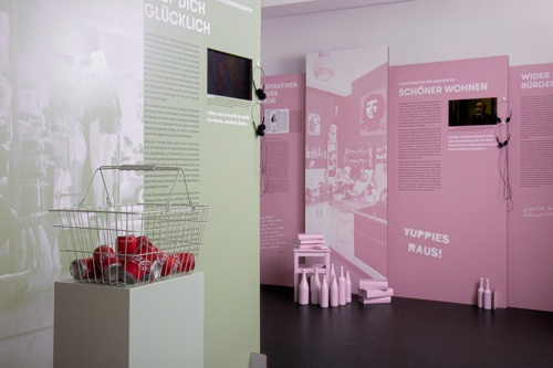 View of the stations »Supermarket« and »Apartment« with videos and objects